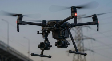 Profesionální průmyslový dron při technické inspekci a monitoringu mostní infrastruktury