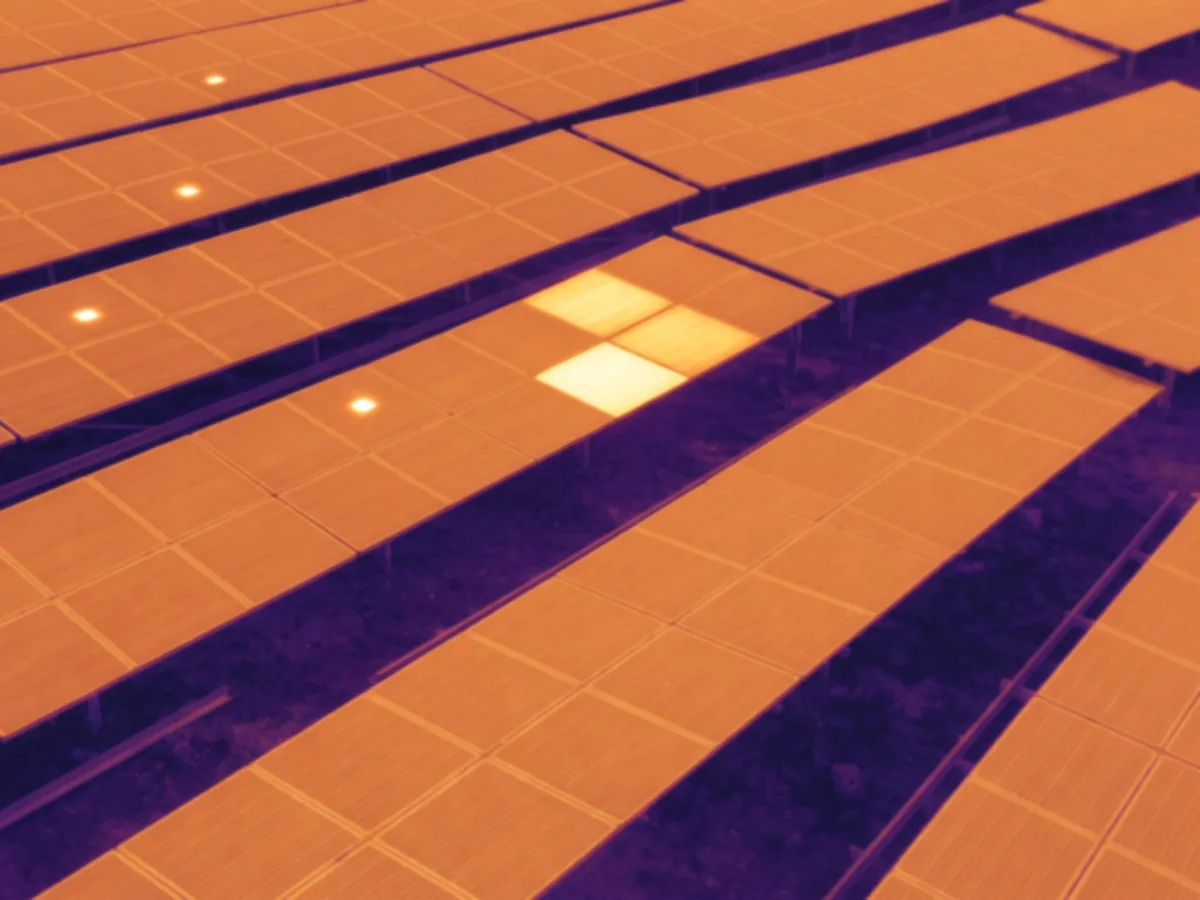 Termovizní kontrola fotovoltaické elektrárny dronem