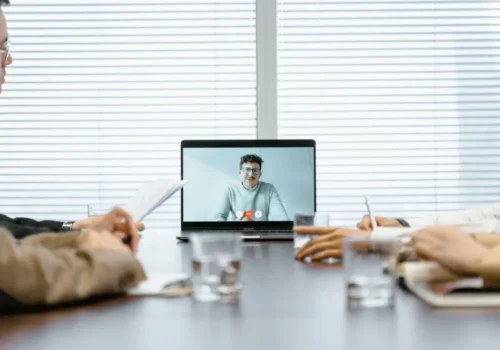 Firemní výuka španělštiny online Firemní výuka španělštiny online – lekce přes videohovor v zasedačce