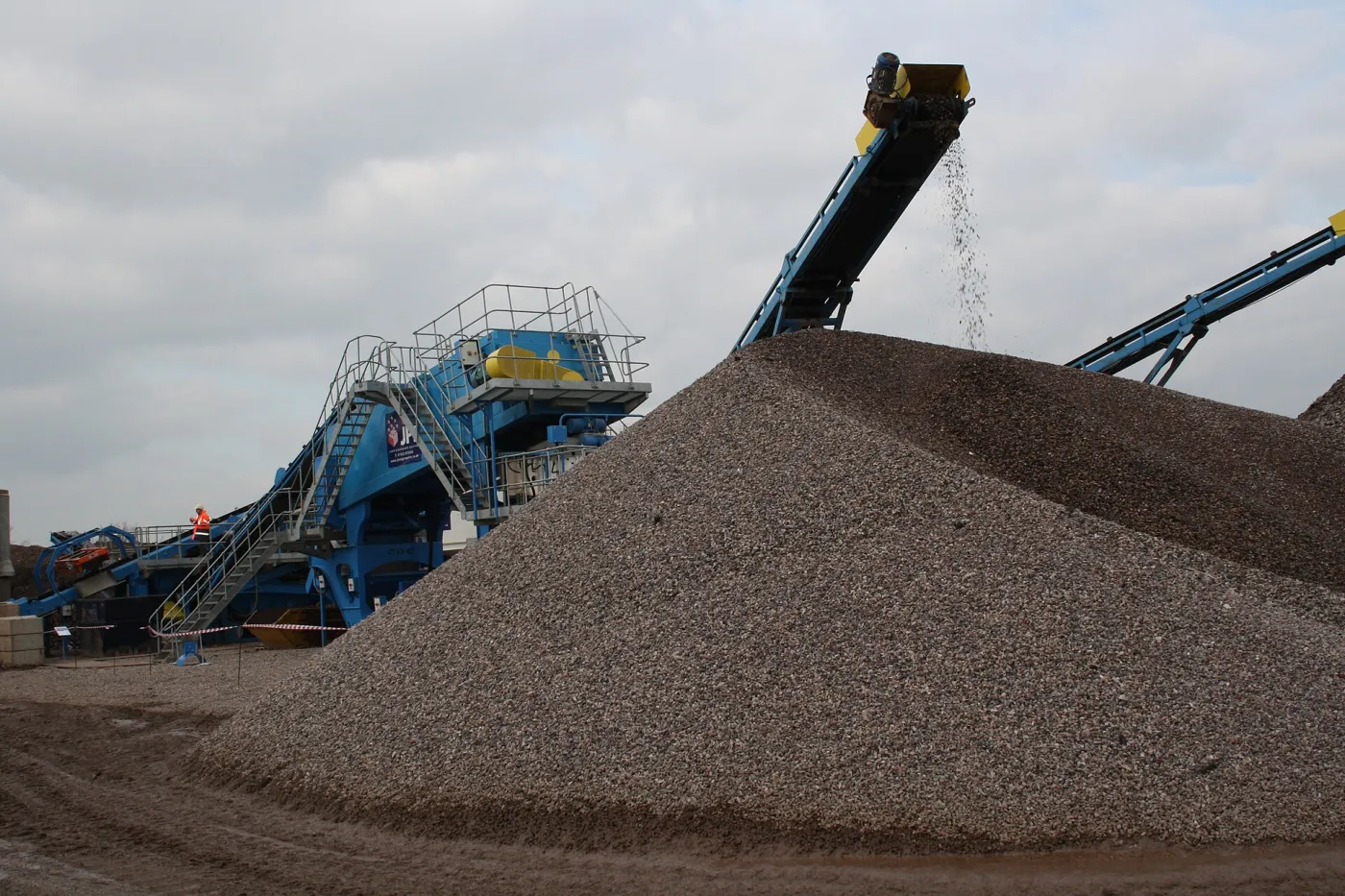 Velká hromada stavebního recyklátu u recyklační linky