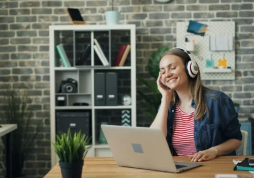 Individuální lekce španělštiny online Individuální lekce španělštiny online se sluchátky u notebooku