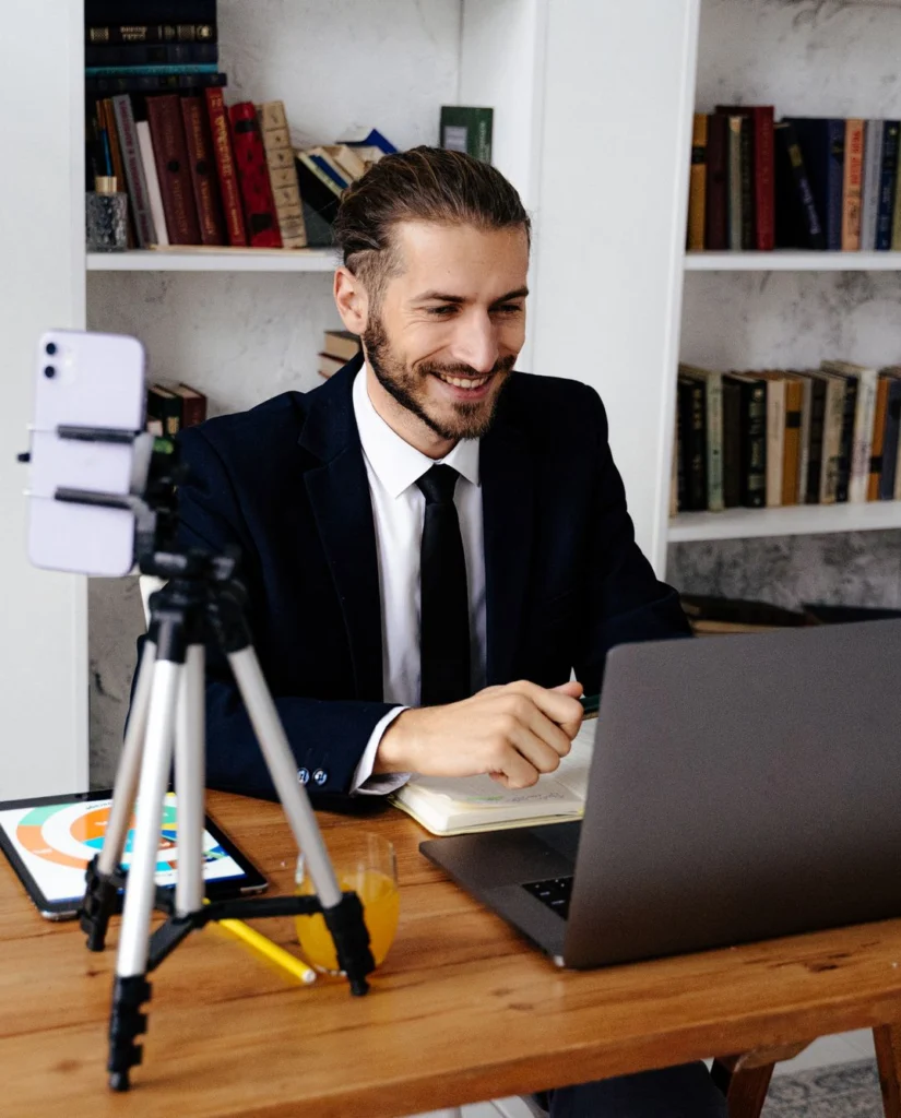 Jak probíhá lekce španělštiny online Lektor španělštiny vede online lekci přes notebook