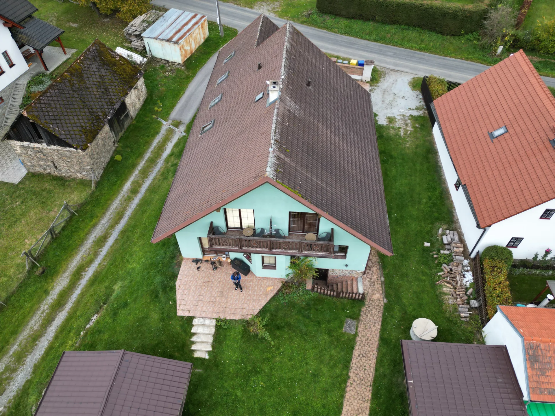 Rodinný dům se zahradou a pozemkem nafocený z dronu