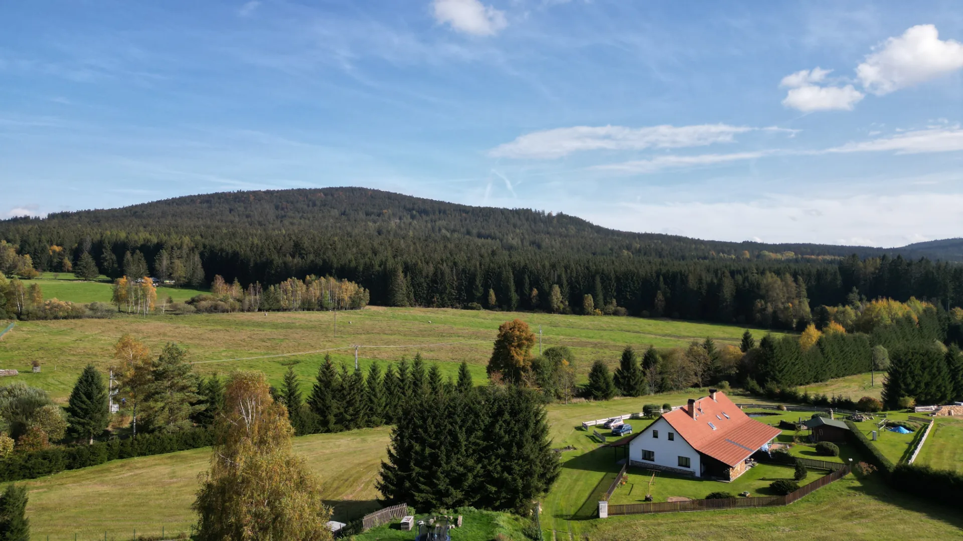 Letecký snímek z dronu – Krušné hory a podhůří v Ústeckém kraji