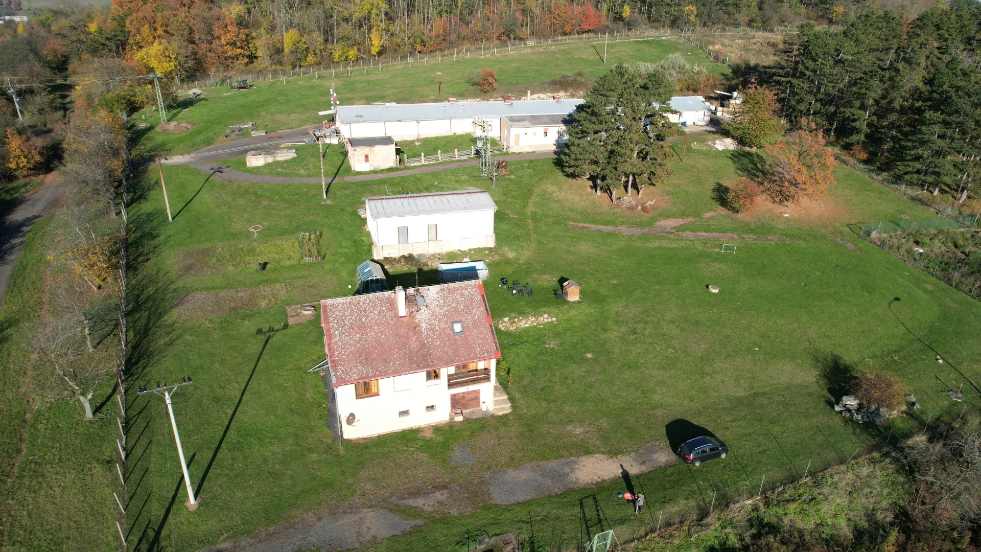 Venkovská nemovitost s pozemkem nafocená z dronu pro realitní inzerát