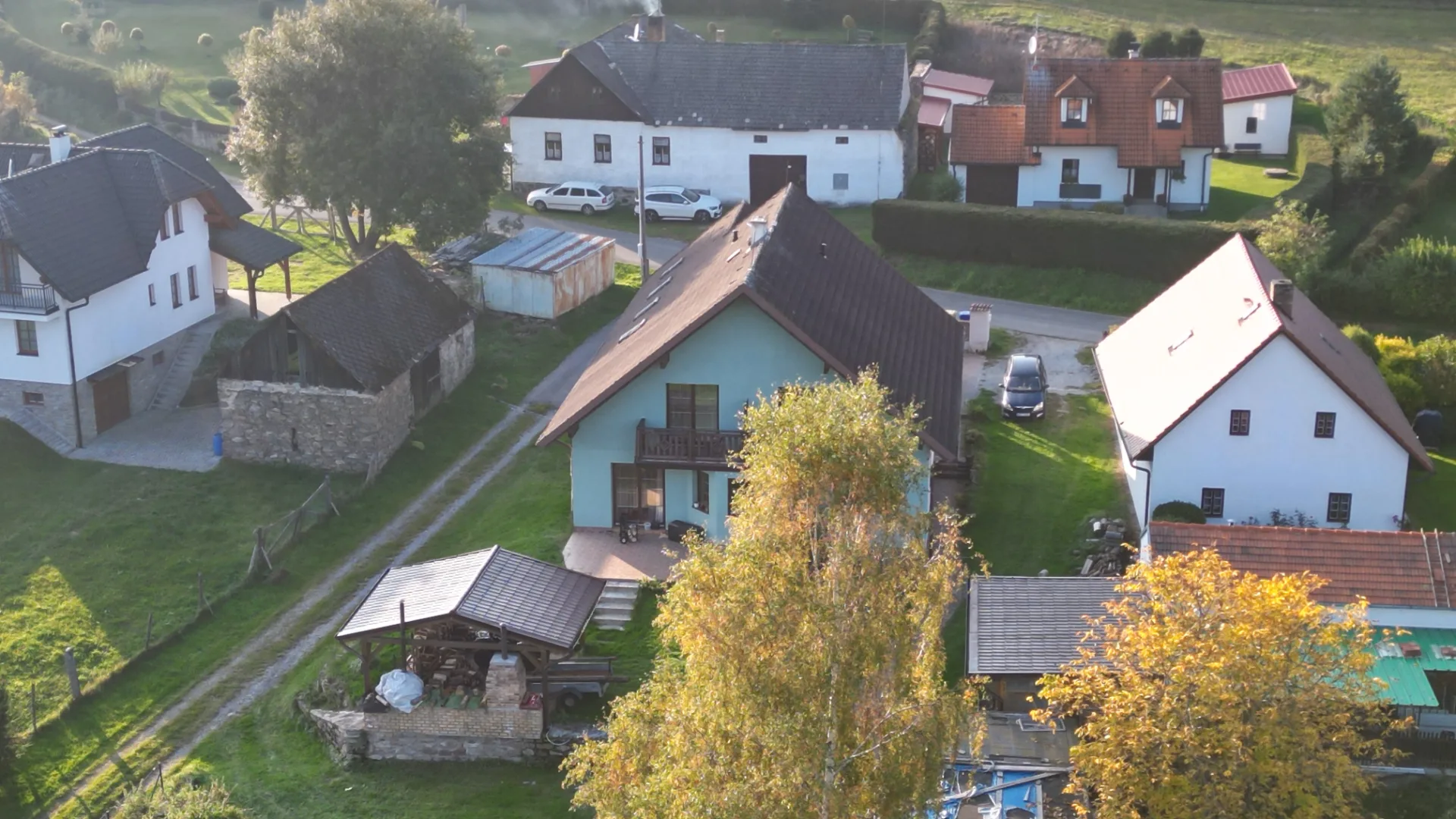 Obec v Ústeckém kraji z ptačí perspektivy nafocená dronem