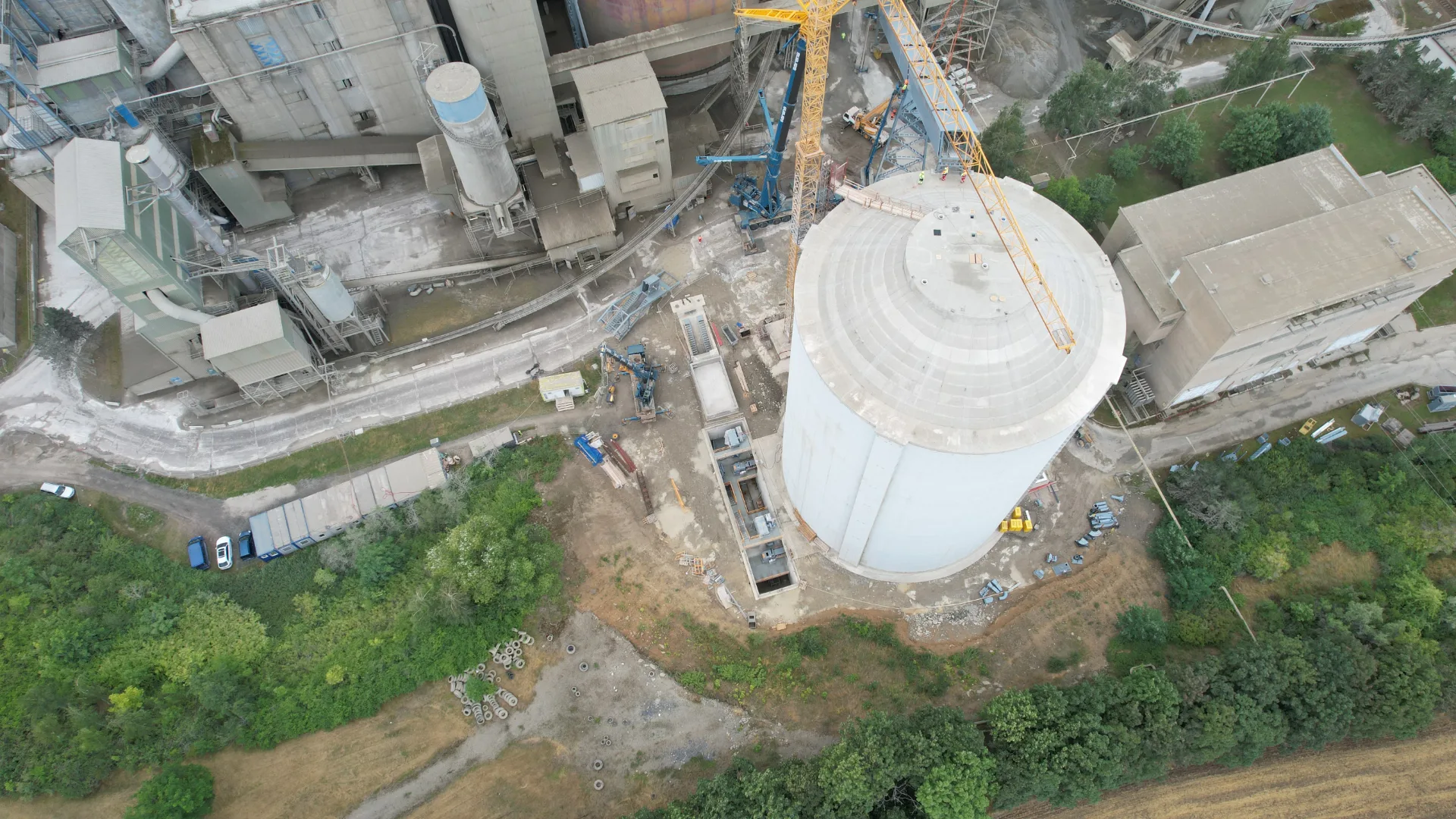 Stavba sila v areálu cementárny nafocená z dronu při dokumentaci průběhu výstavby