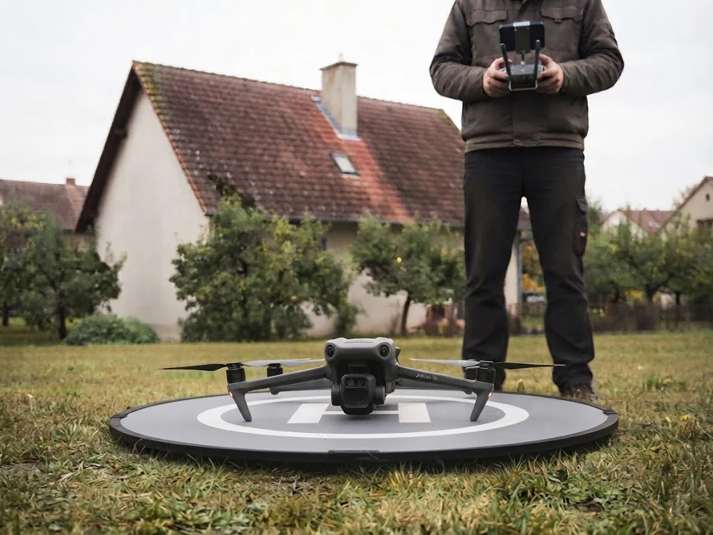 Dron připravený ke startu před inspekcí střechy rodinného domu