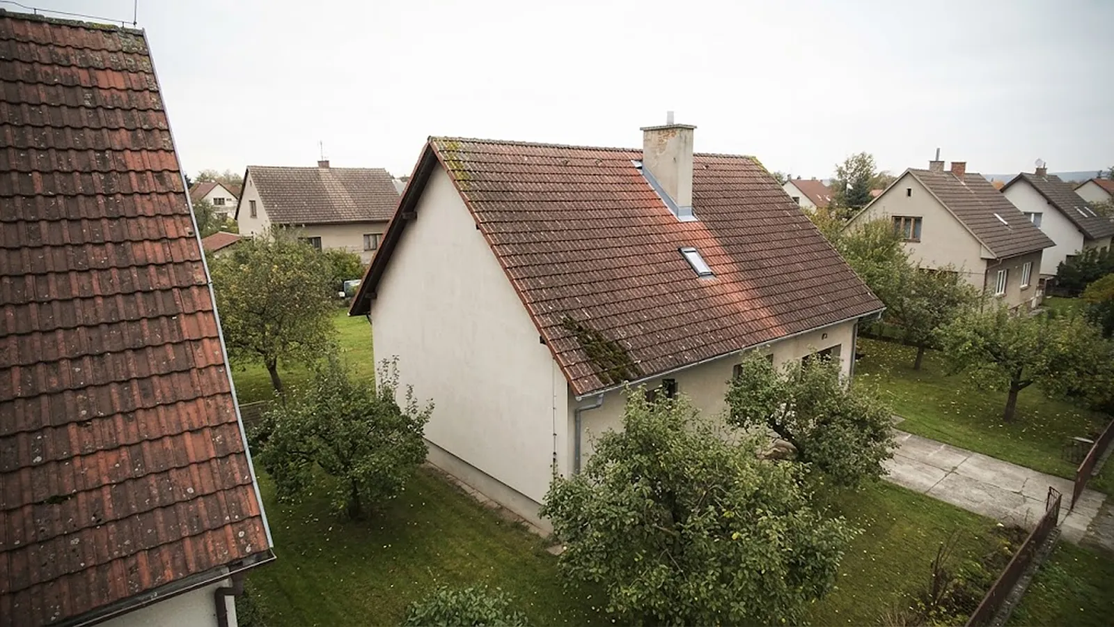 Rodinný dům se sedlovou střechou z pálené krytiny nasnímaný dronem v Ústeckém kraji