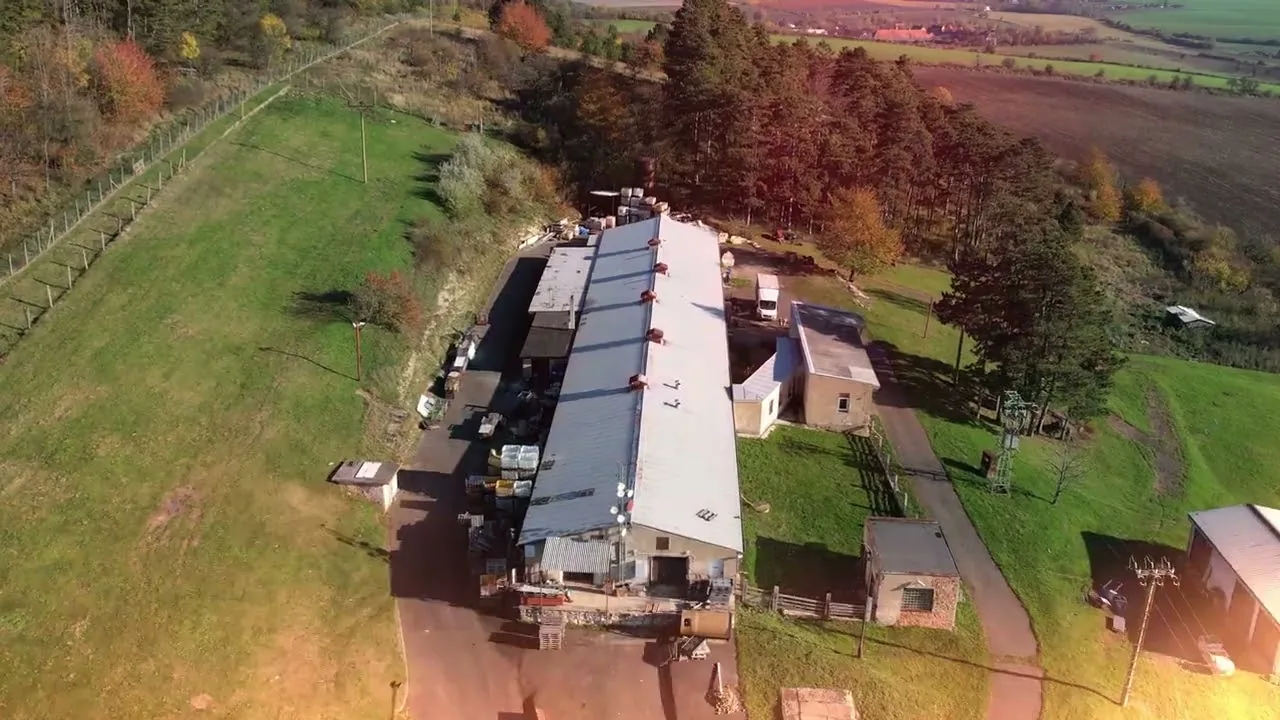 Nálet dronem nad zemědělským areálem v Libčevsi, pohled na střechu haly shora