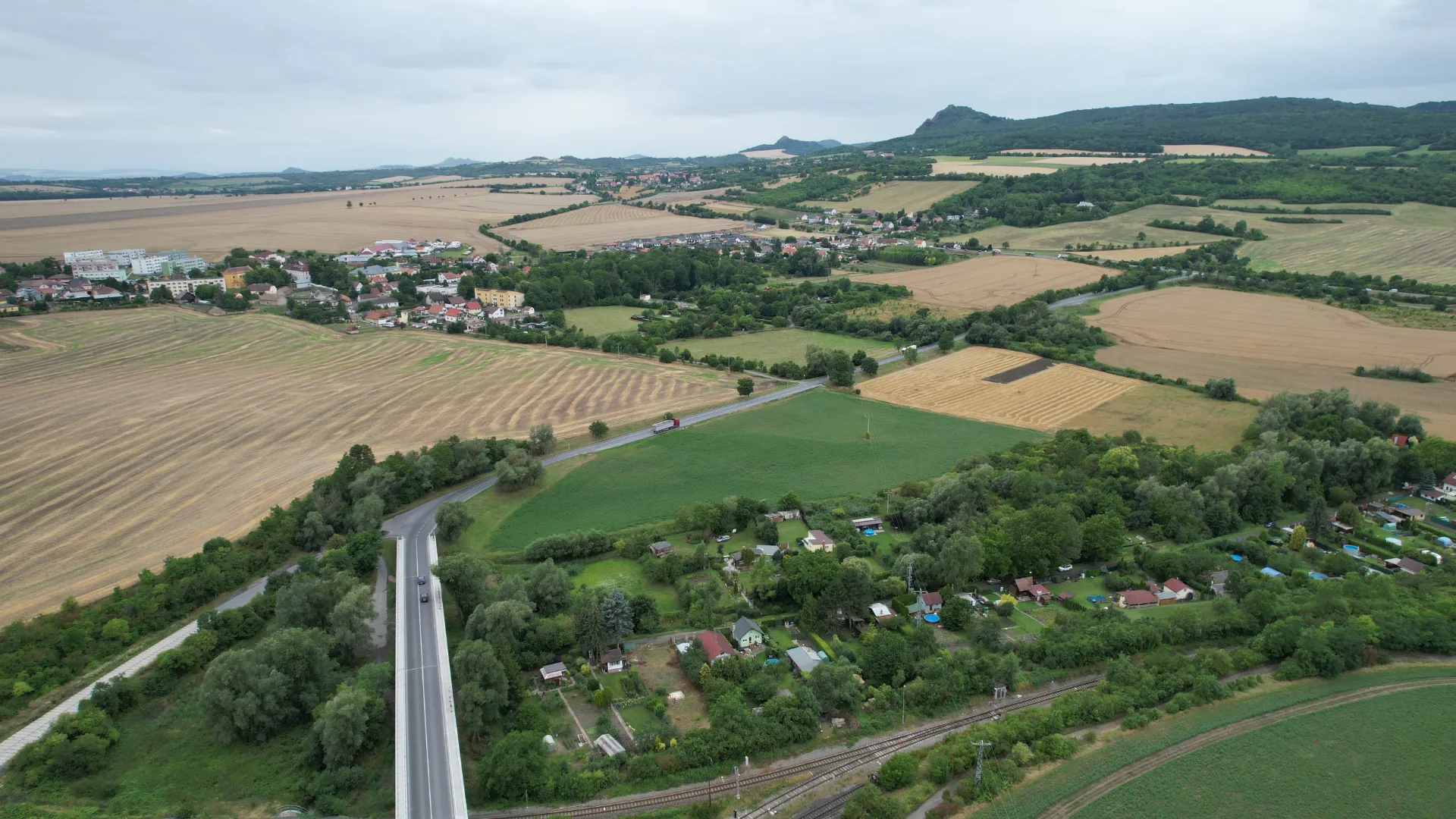 Letecký snímek krajiny Ústeckého kraje z dronu