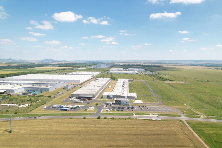 Přehled průmyslové zóny Triangle u Žatce z dronu