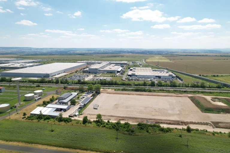 Severní část průmyslové zóny Triangle s technologickým areálem z dronu
