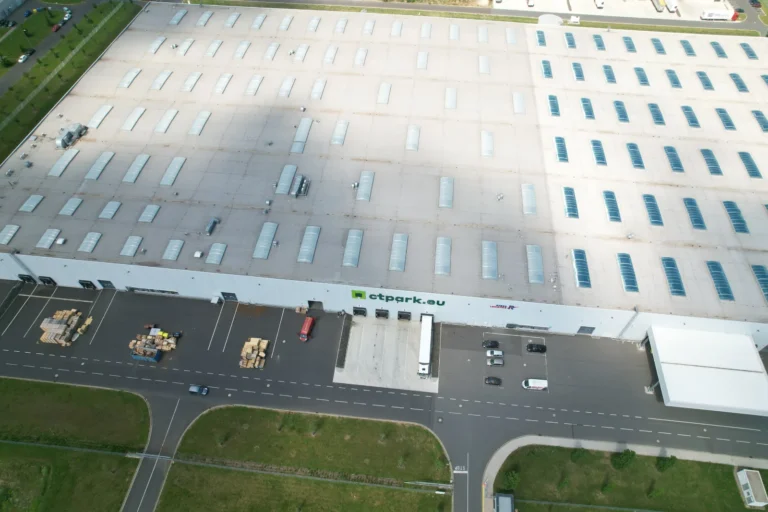 Střecha a nakládací rampy haly v zóně Triangle z dronu